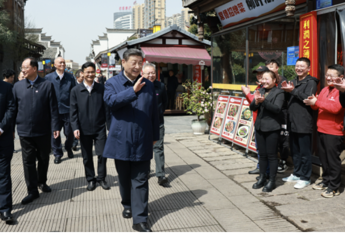 “多姿多彩的地方特色传统文化，共同构成璀璨的中华文明”