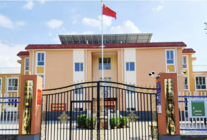 “要做到全村最好的房子是学校”